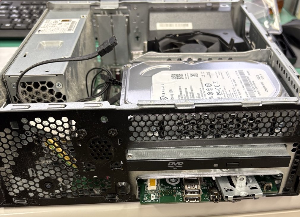 ケースを開けたLenovo ThinkCentre M720eの内部。3.5インチのSeagate製デスクトップHDDと、その下のDVDドライブが見える